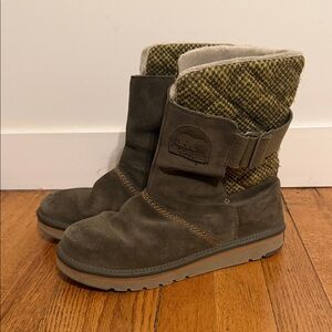 Sorel newbie Olive green and Khaki Winter Boots size 9